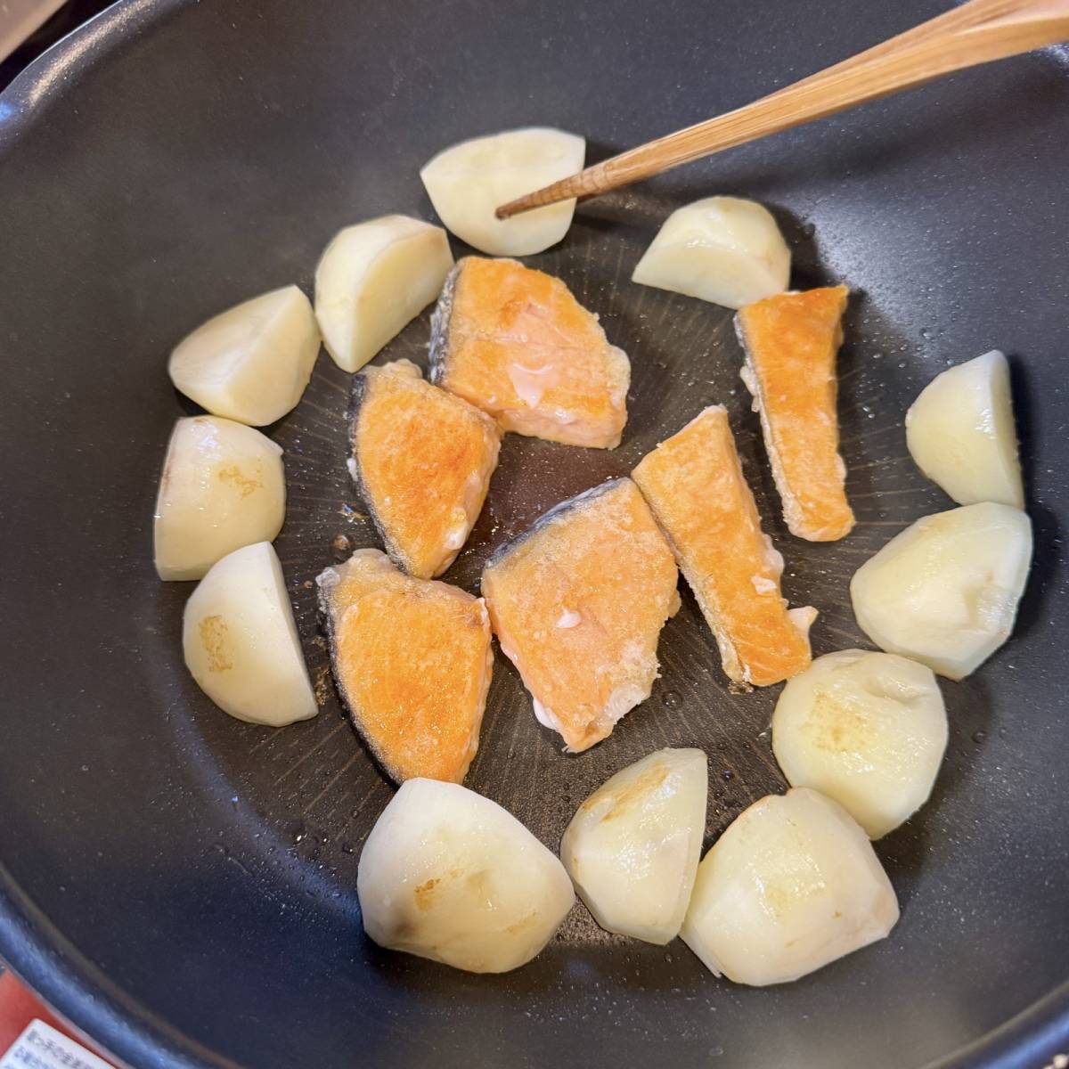 「じゃがいも×めんつゆ」ヤマキ公式の「鮭とじゃがいものめんつゆバター煮」のレシピ