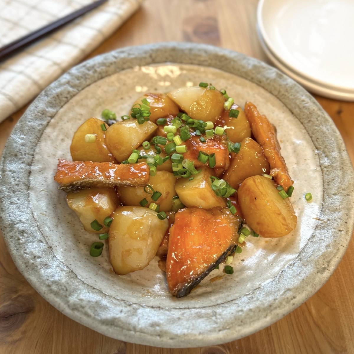 「じゃがいも×めんつゆ」ヤマキ公式の「鮭とじゃがいものめんつゆバター煮」のレシピ