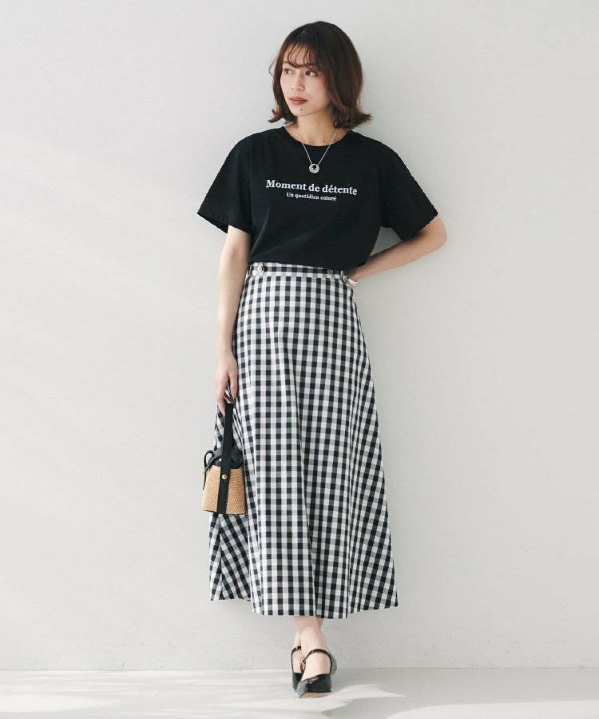 ギンガムチェックのスカートを履いた女性