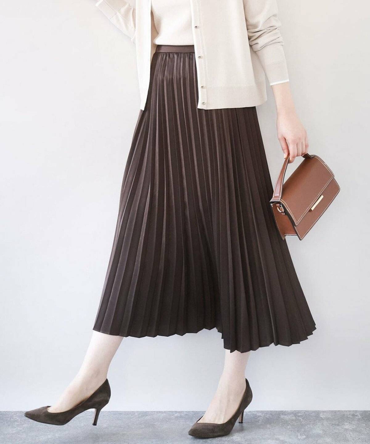 プリーツスカートを履いた女性