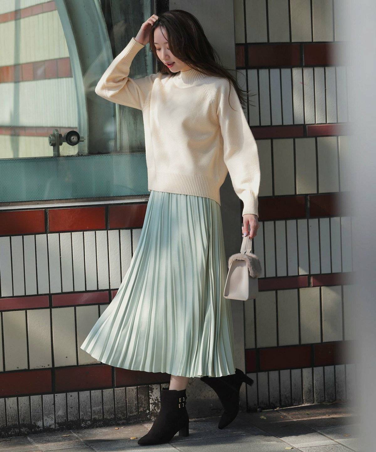 白ニットを着た女性