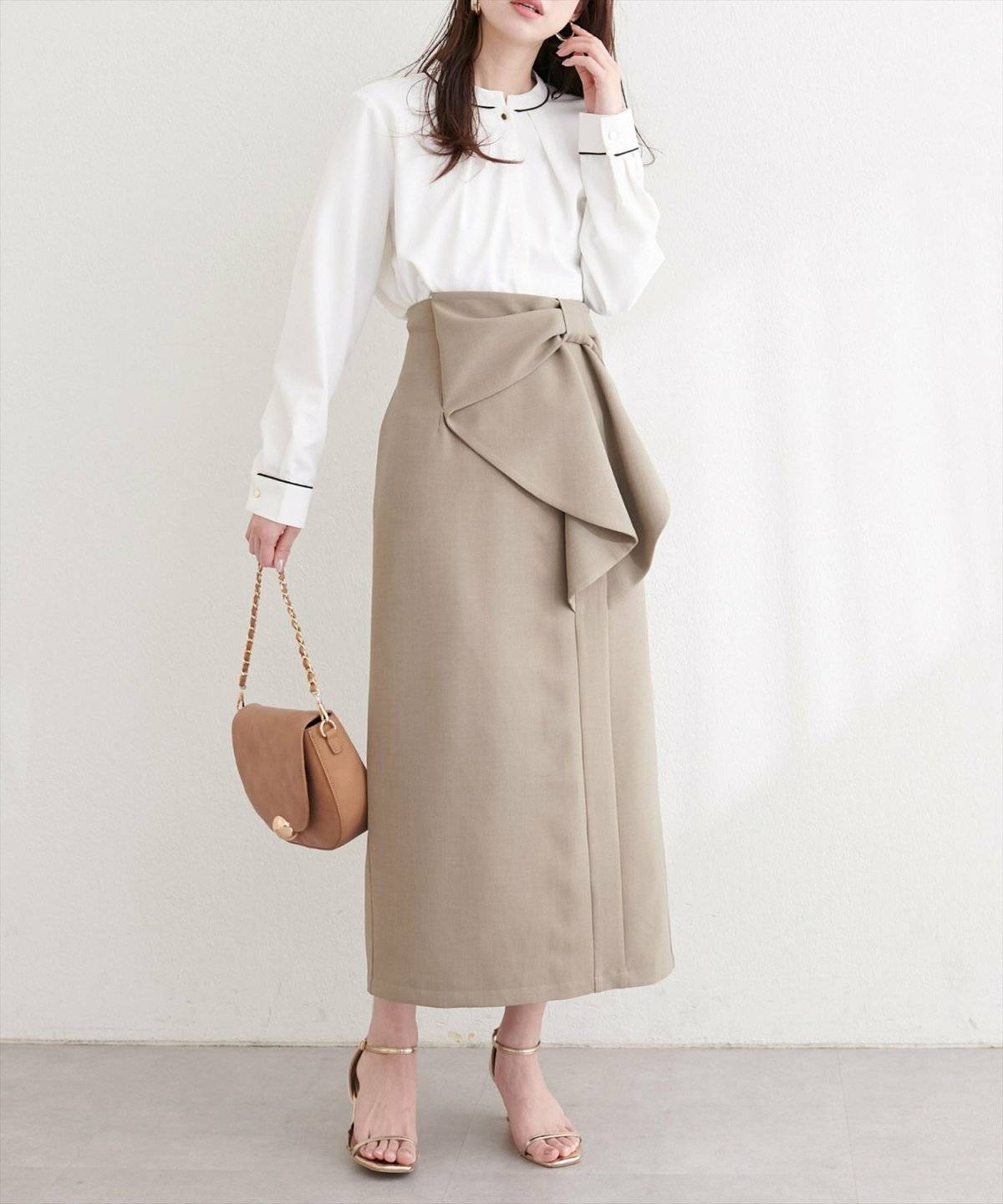 シャツブラウスを着た女性