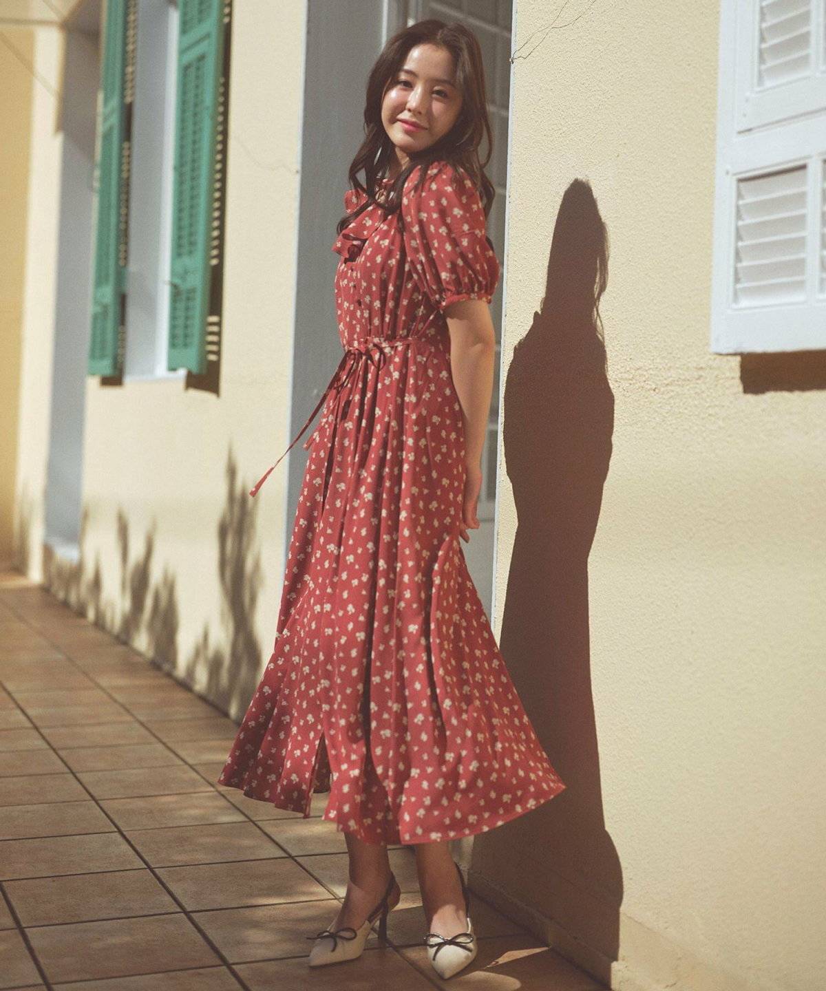 花柄ワンピースを着た女性