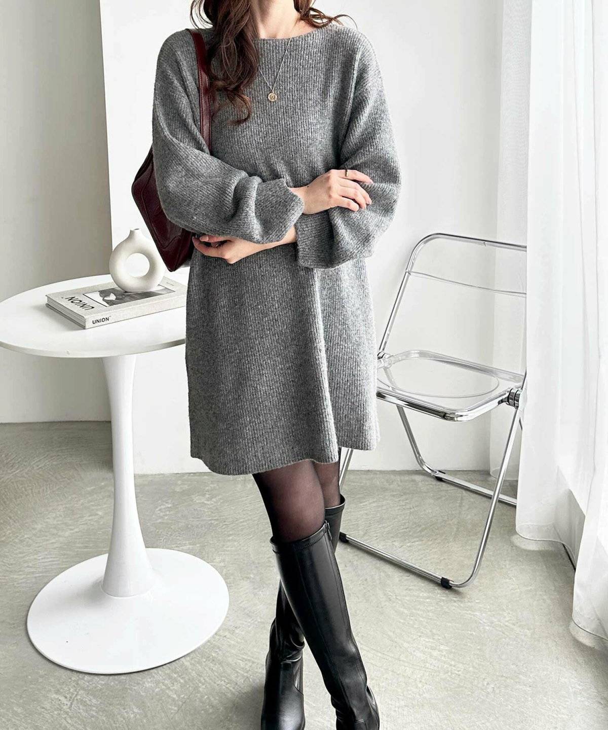 ニットワンピースを着た女性