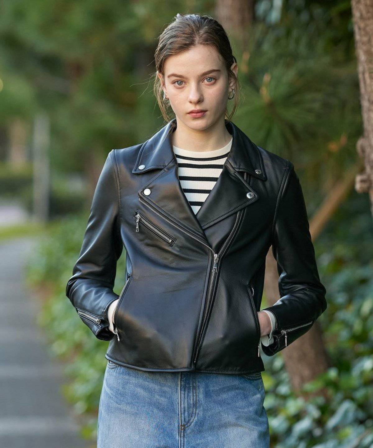 ライダースを着た女性