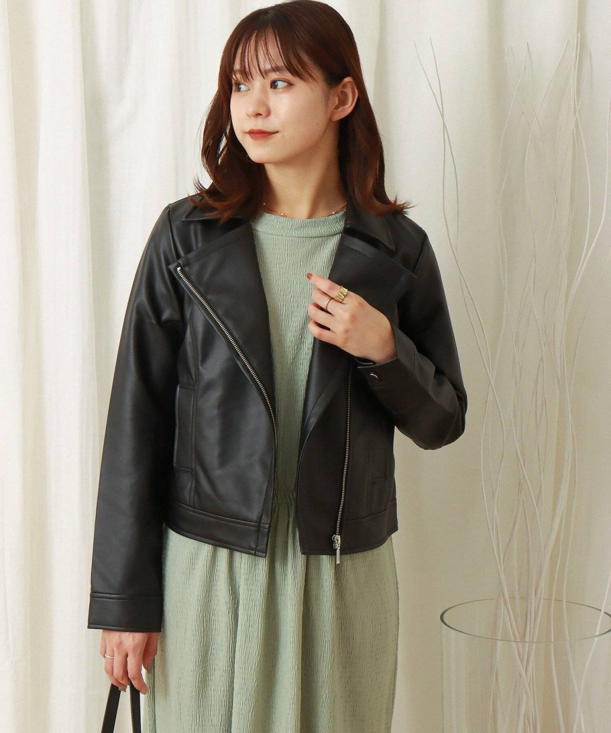 ライダースを着た女性