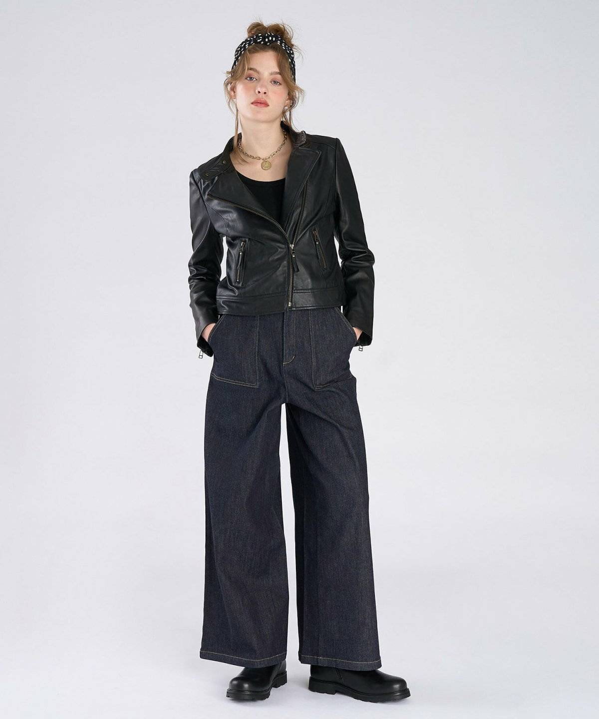 ライダースを着た女性