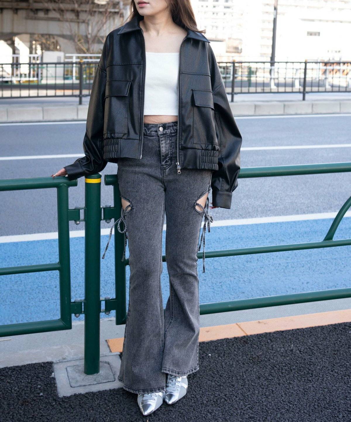 ライダースを着た女性