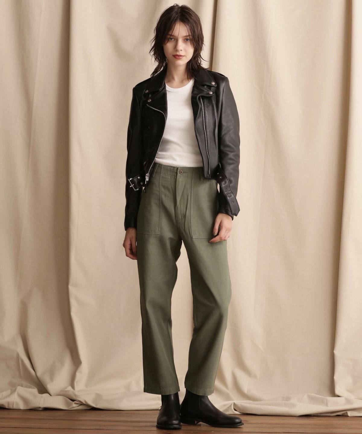 ライダースを着た女性