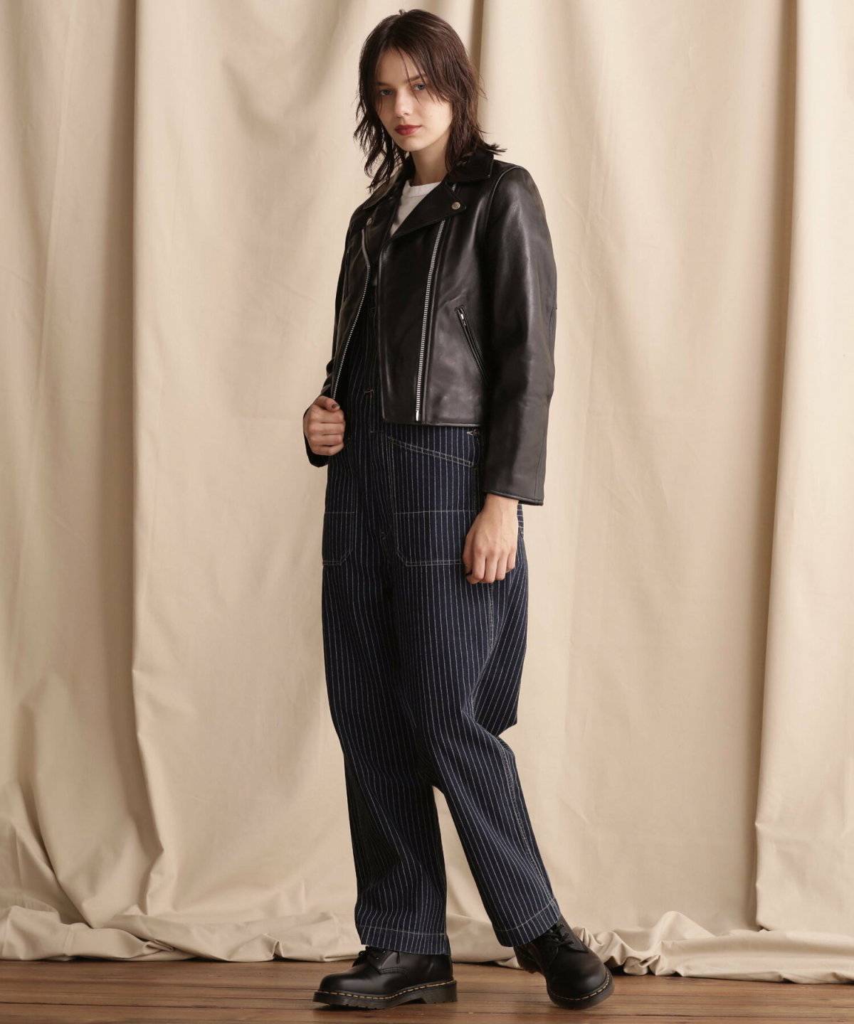 ライダースを着た女性