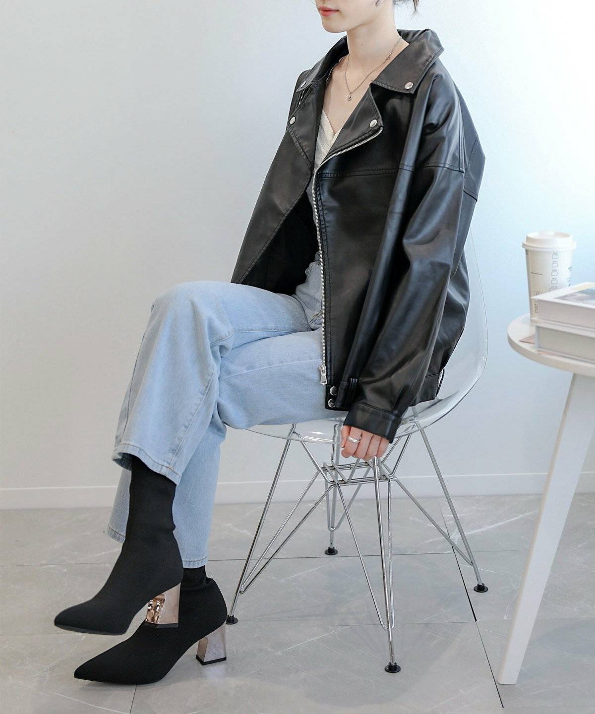 ライダースを着た女性