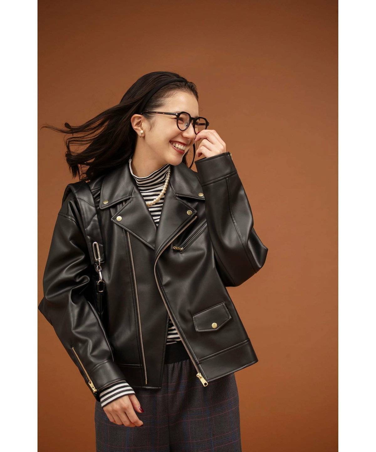 ライダースを着た女性