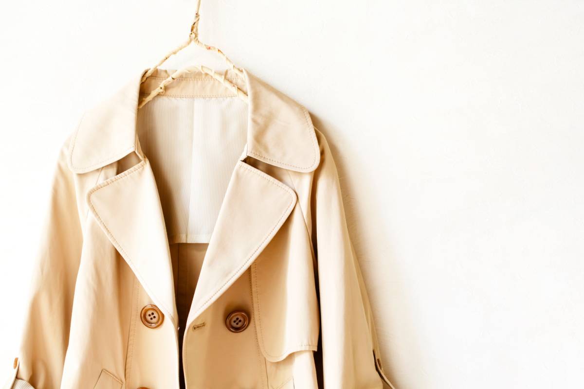 前を開けたトレンチコート