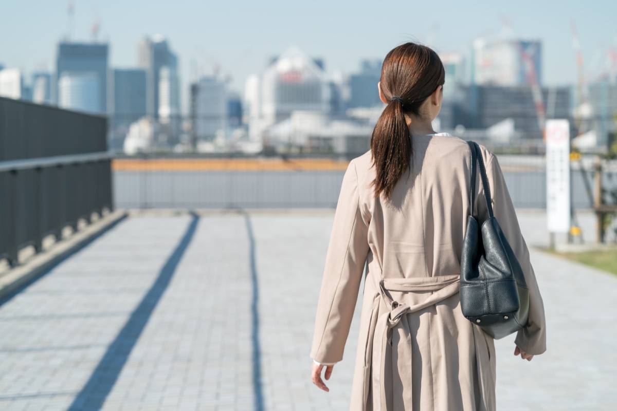 トレンチコートを着た女性