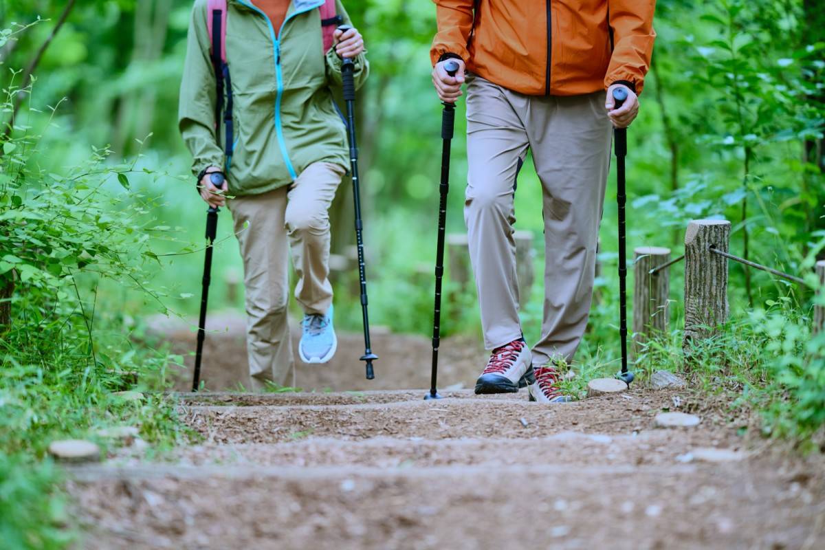 登山をする男女