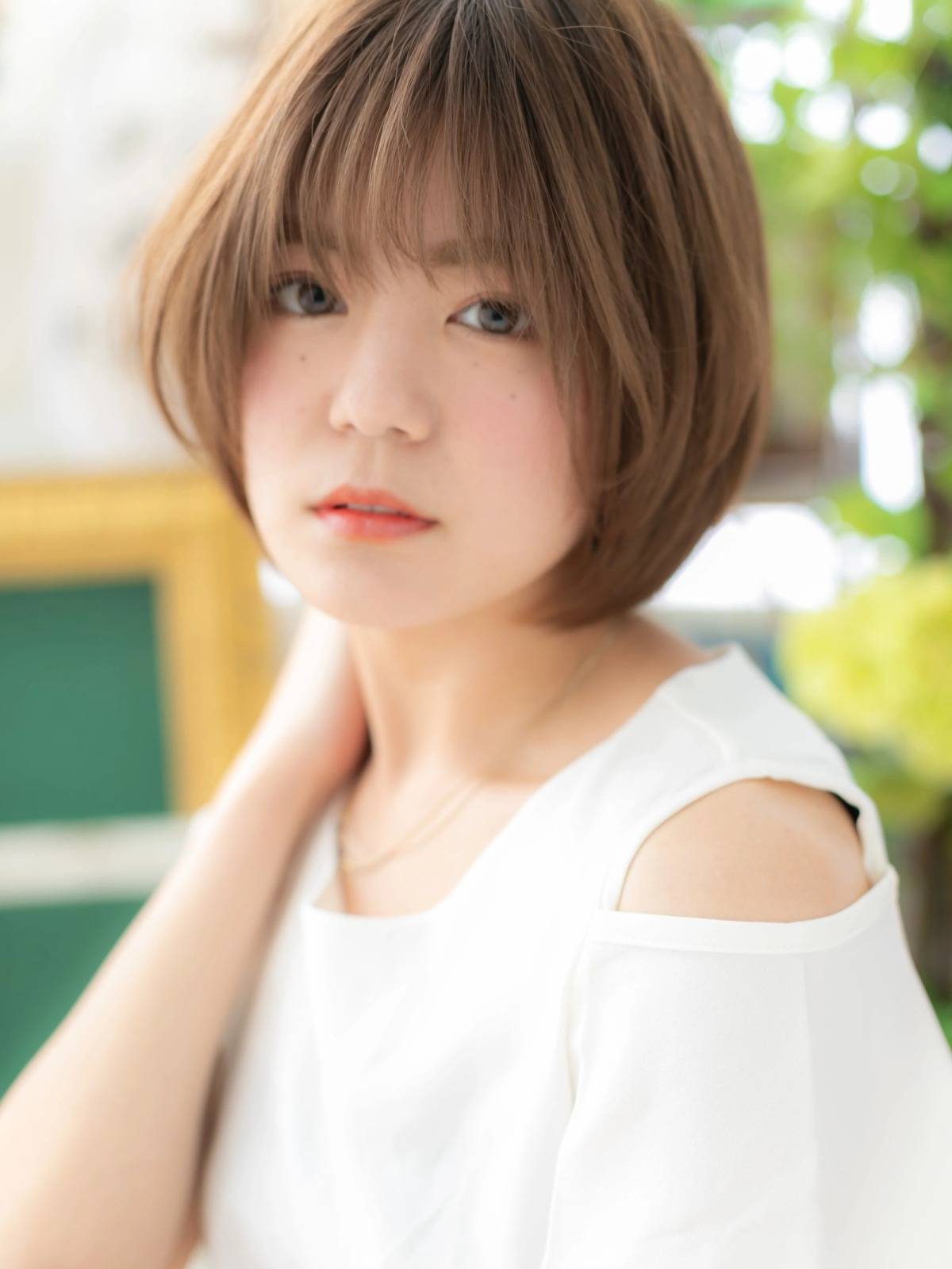 ベージュカラーの前下がりボブ