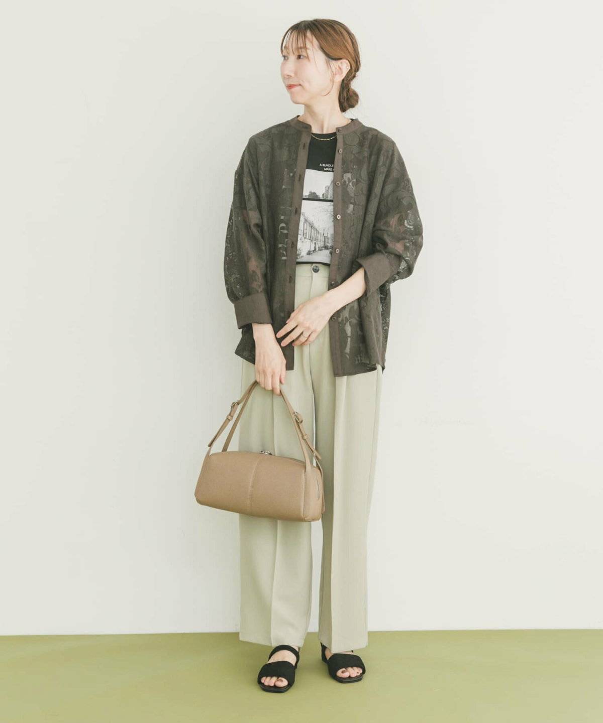 夏コーデの女性