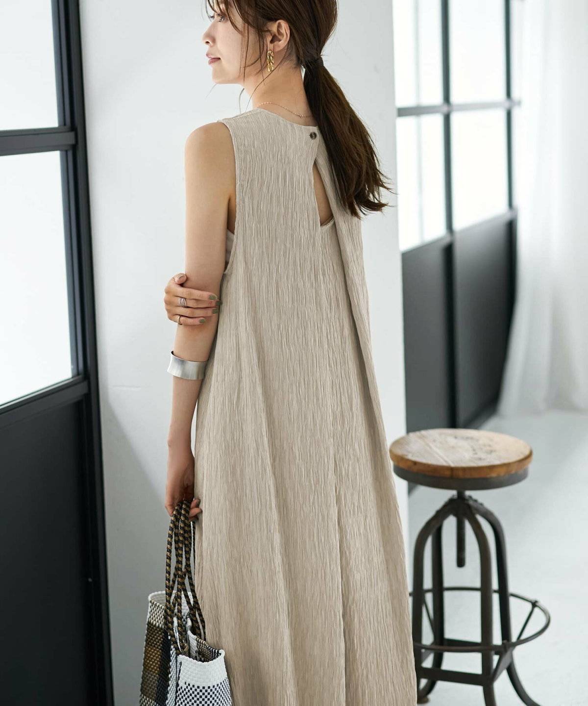 夏コーデの女性