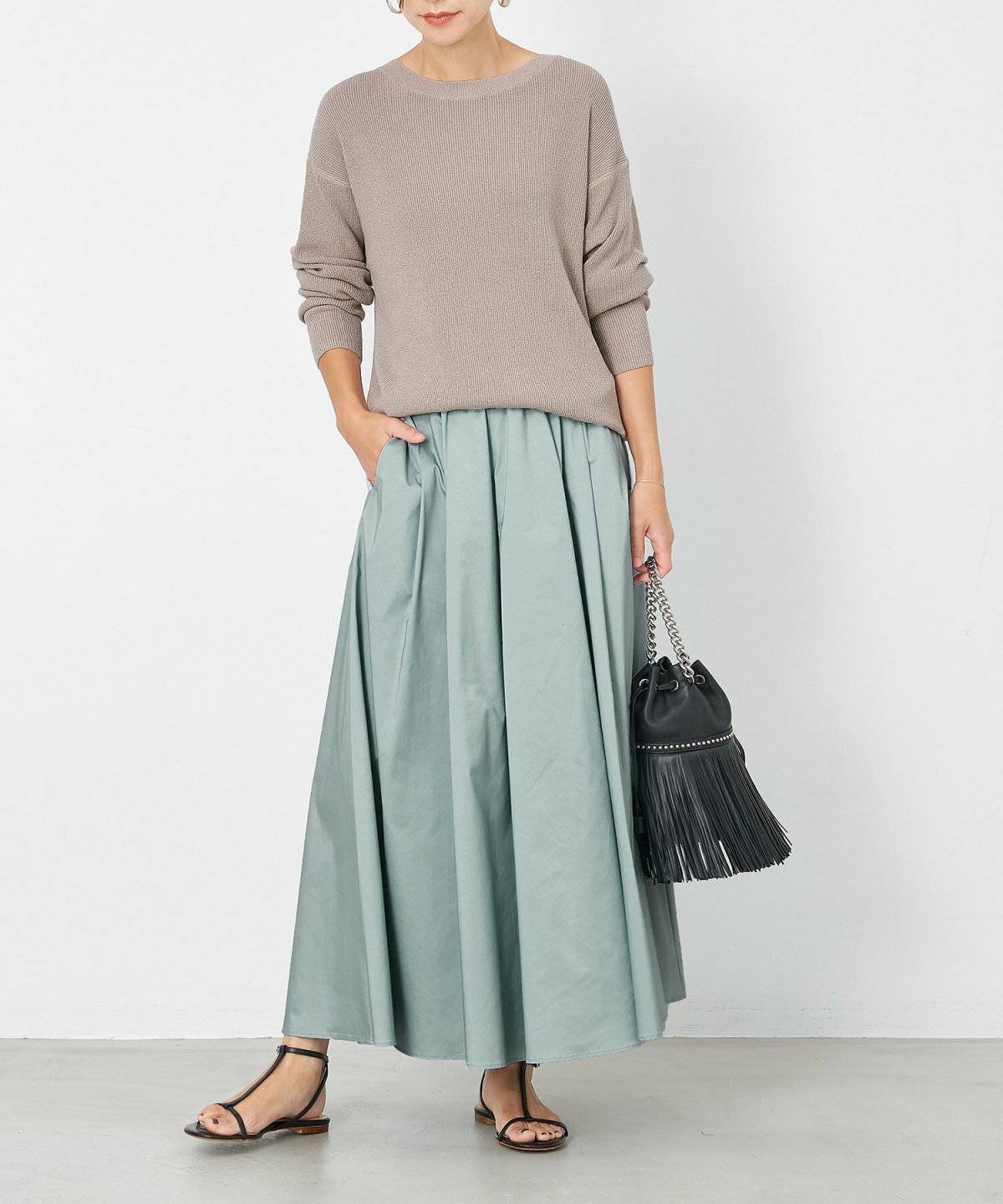 スカートコーデの女性