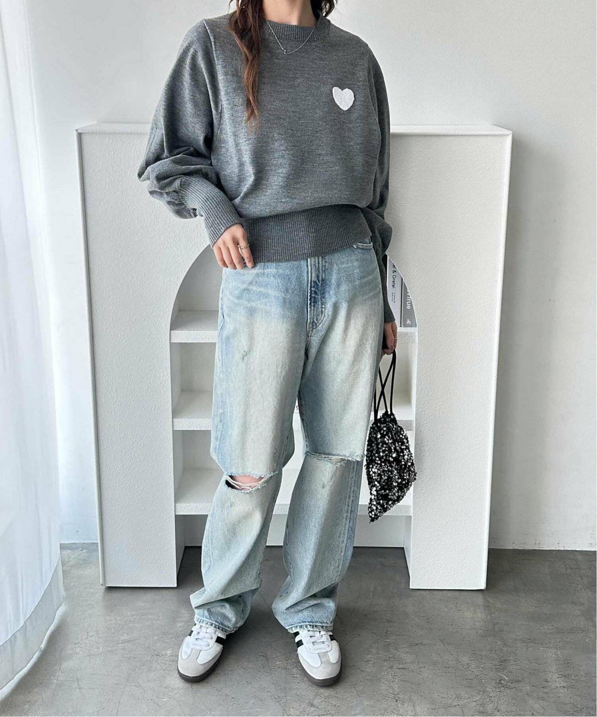 パンツコーデの女性