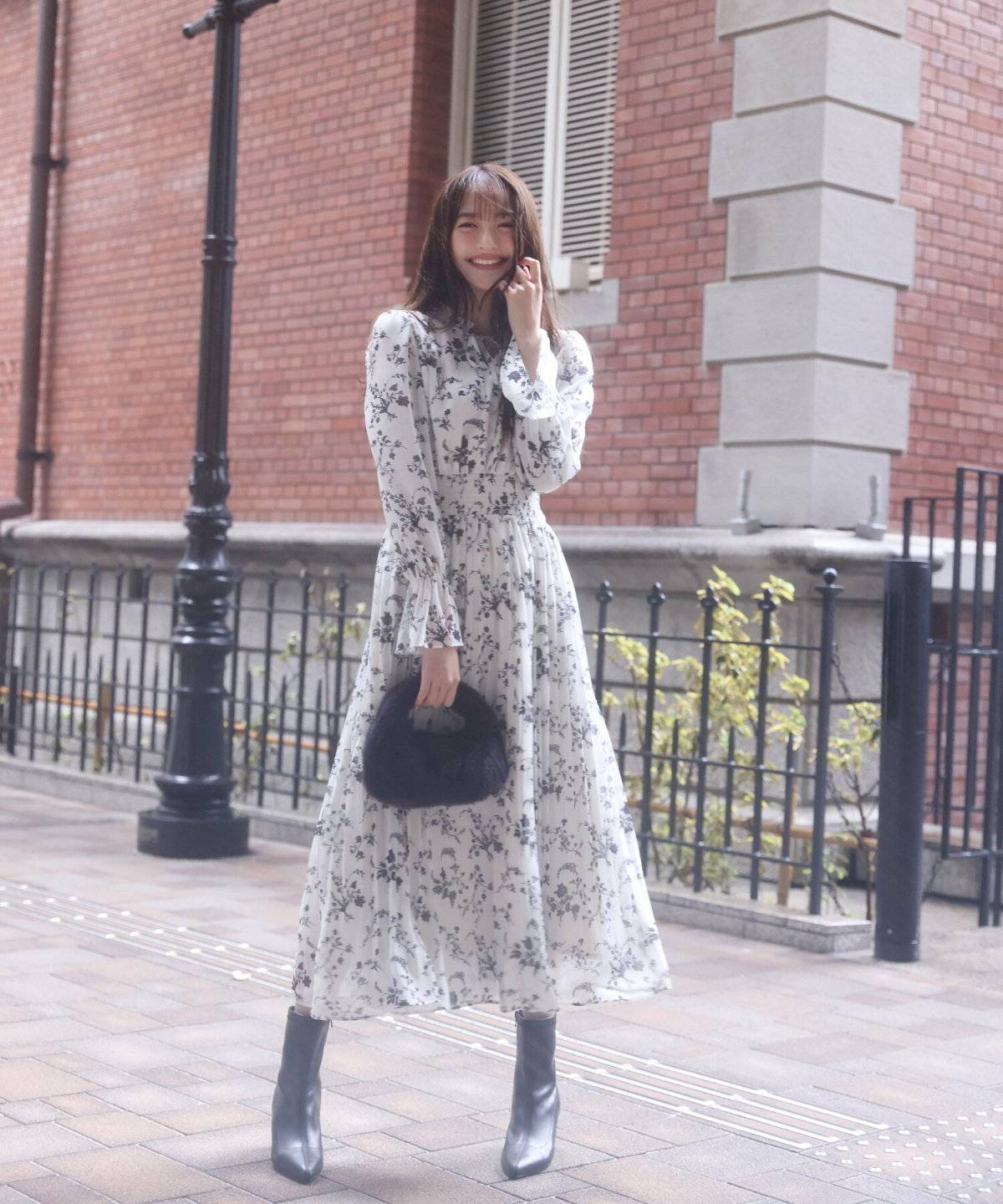 ワンピースコーデの女性