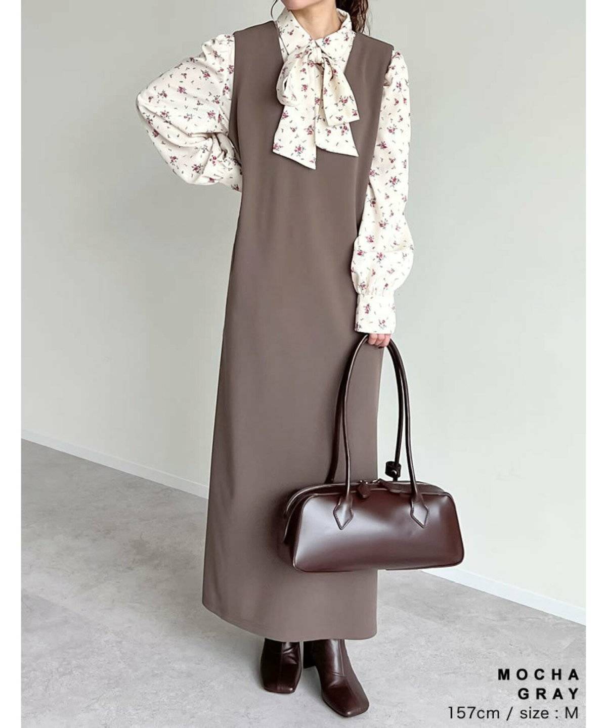 ワンピースコーデの女性