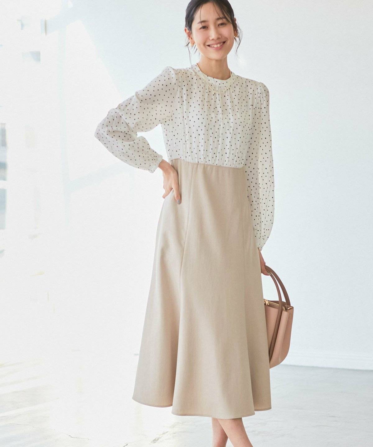 ワンピースコーデの女性