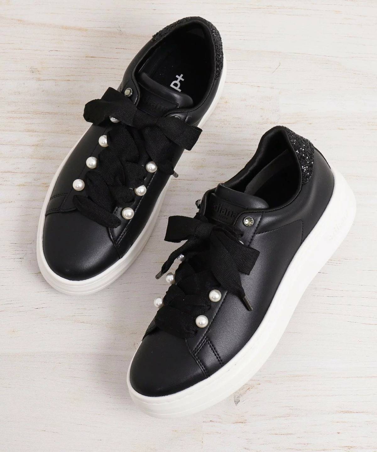 +diana パールビジュー付きリボンスニーカー