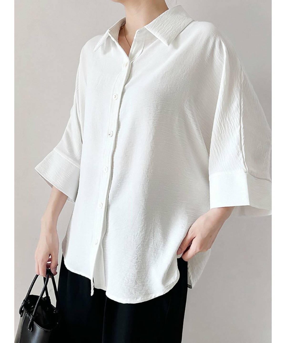 モノトーンコーデの女性