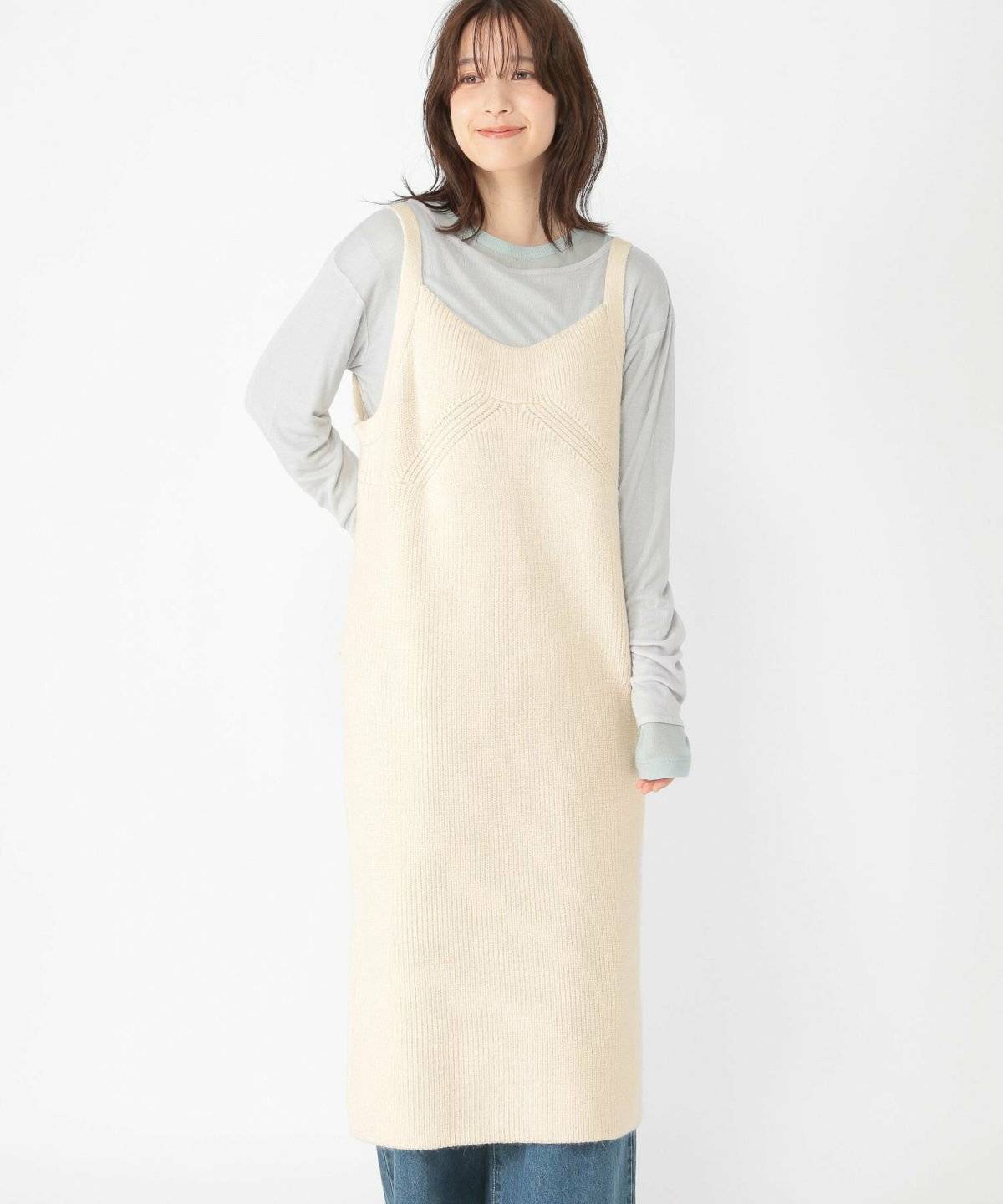 オールホワイトコーデの女性