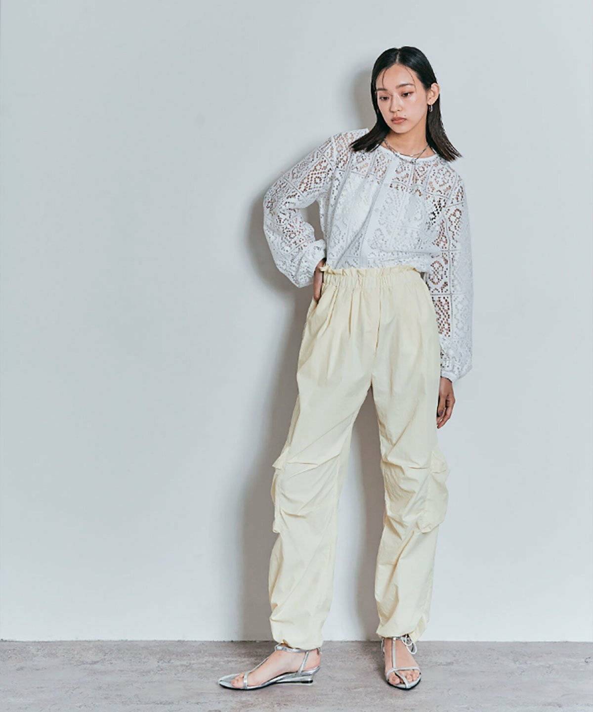 オールホワイトコーデの女性