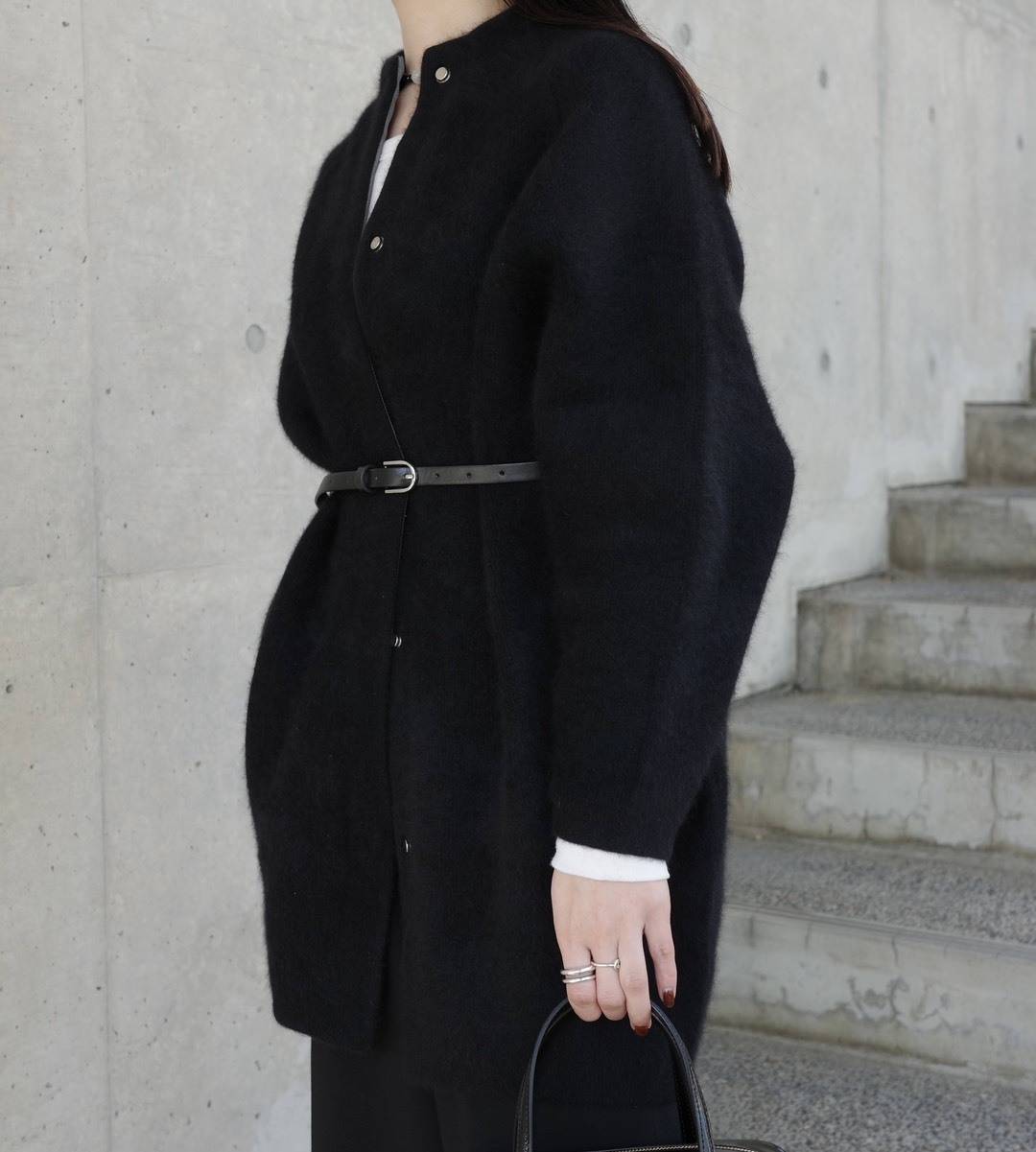アウターの上から細ベルトを効かせるスタイル