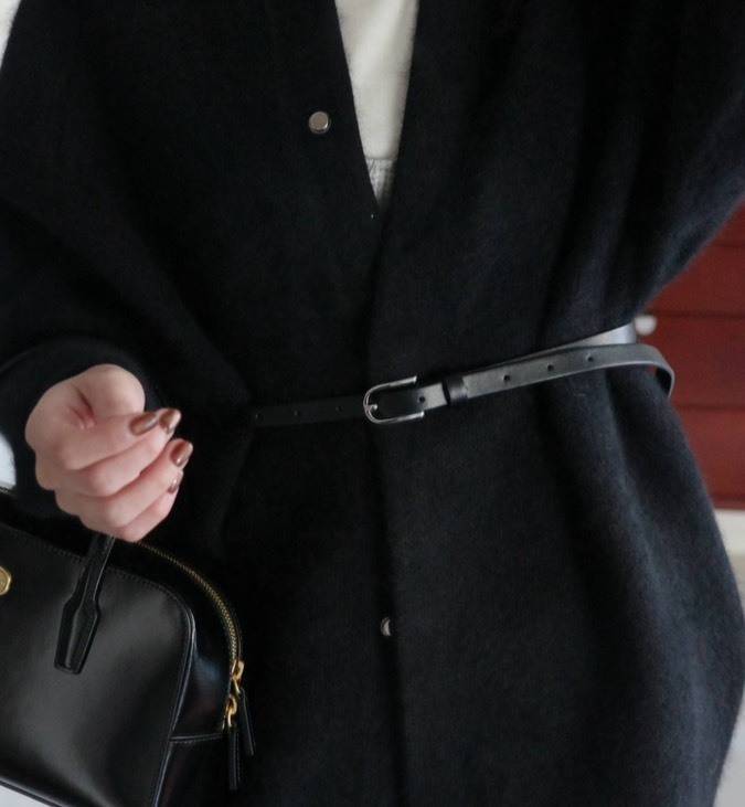 アウターの上から細ベルトを効かせるスタイル