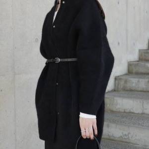 着ぶくれしない裏ワザテク。“細ベルト”で見違える旬のアウターコーデ