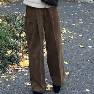 ハイウエストで脚すらり。素材の上質さで差をつける大人の「微起毛パンツ」