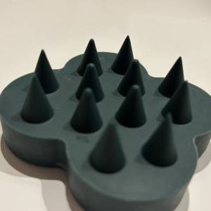 シリコンだから痛くない。押すだけでほぐれる「uka スカルプブラシ」レビュー