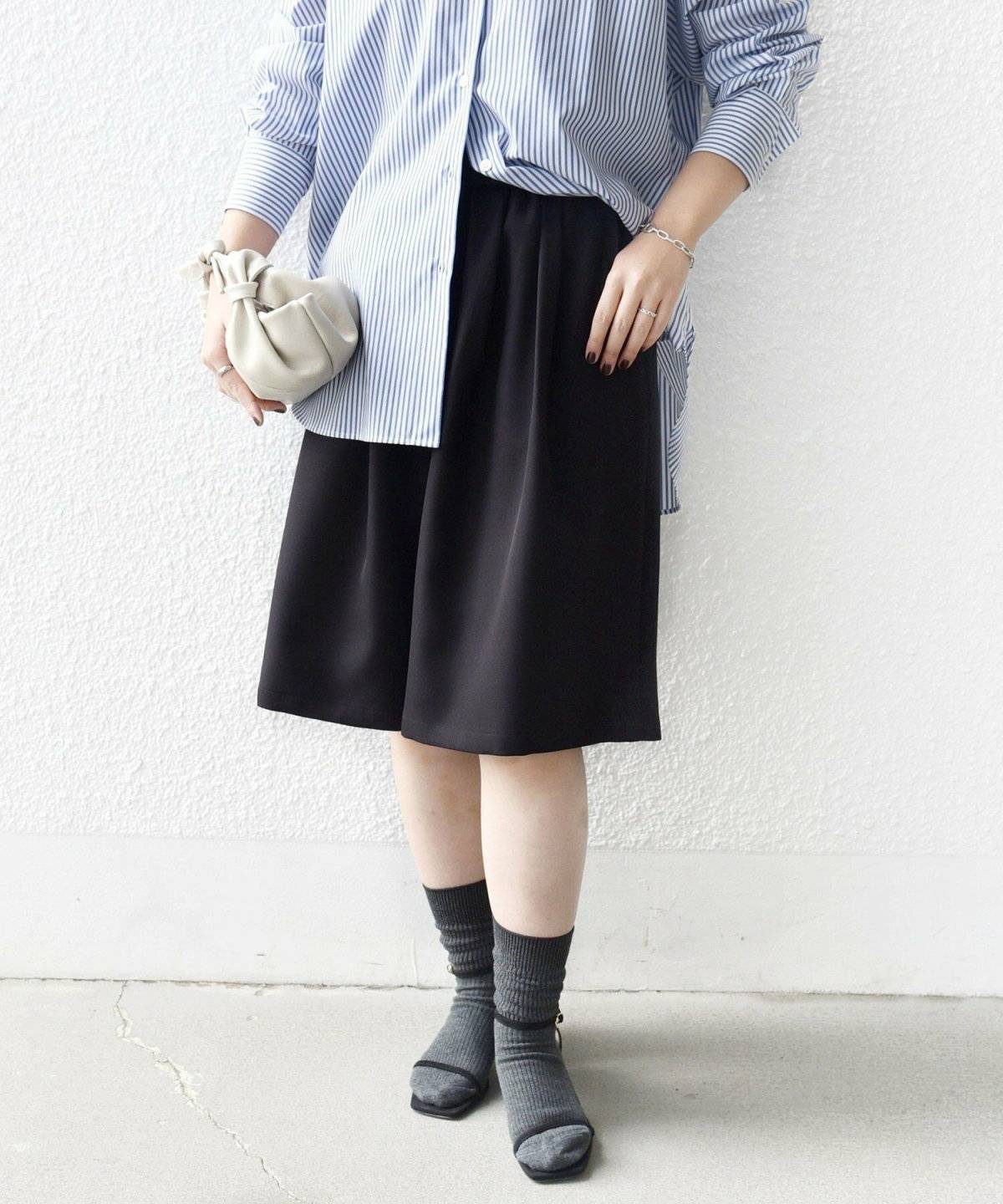 ショートパンツコーデの女性