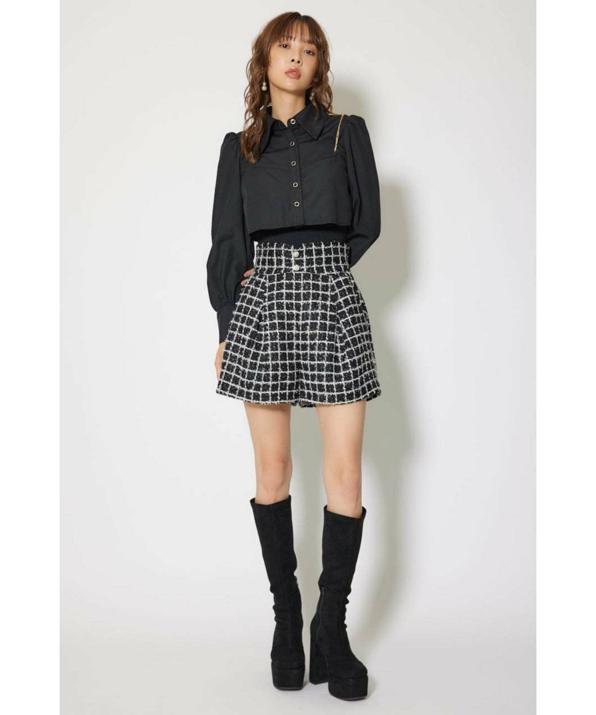 オールブラックコーデの女性