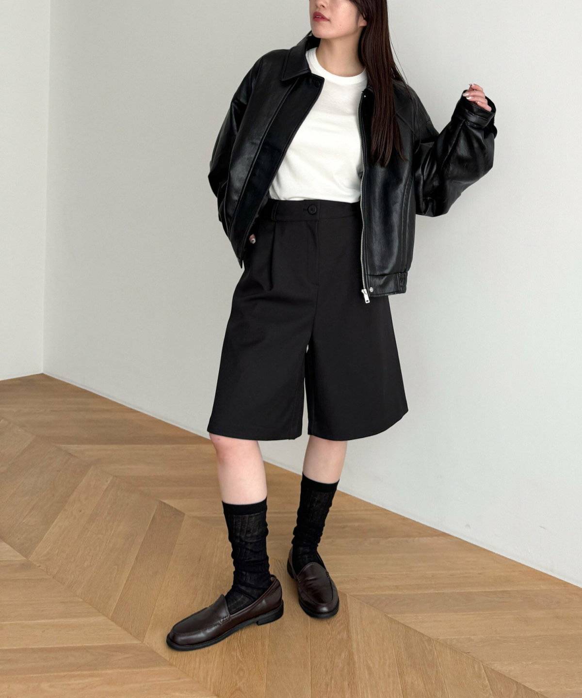 黒のショートパンツを合わせた女性