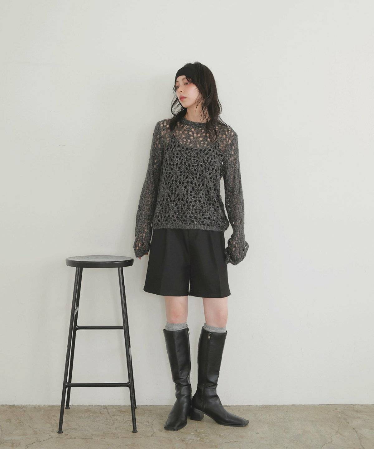 モノトーンコーデの女性