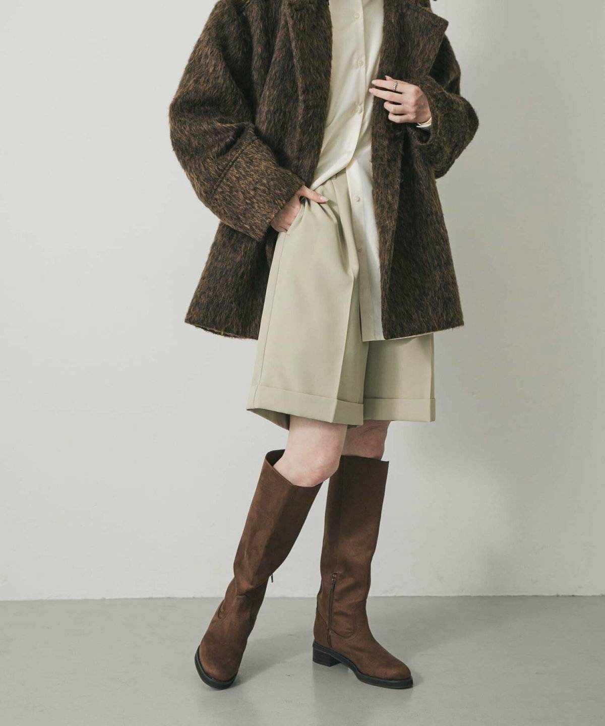 モノトーンコーデの女性