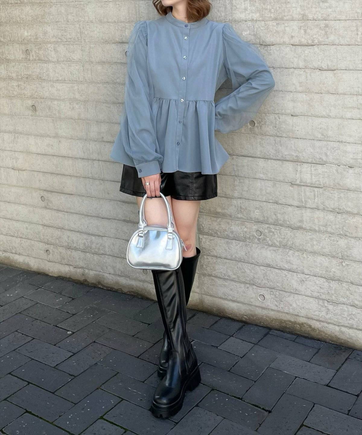 モノトーンコーデの女性