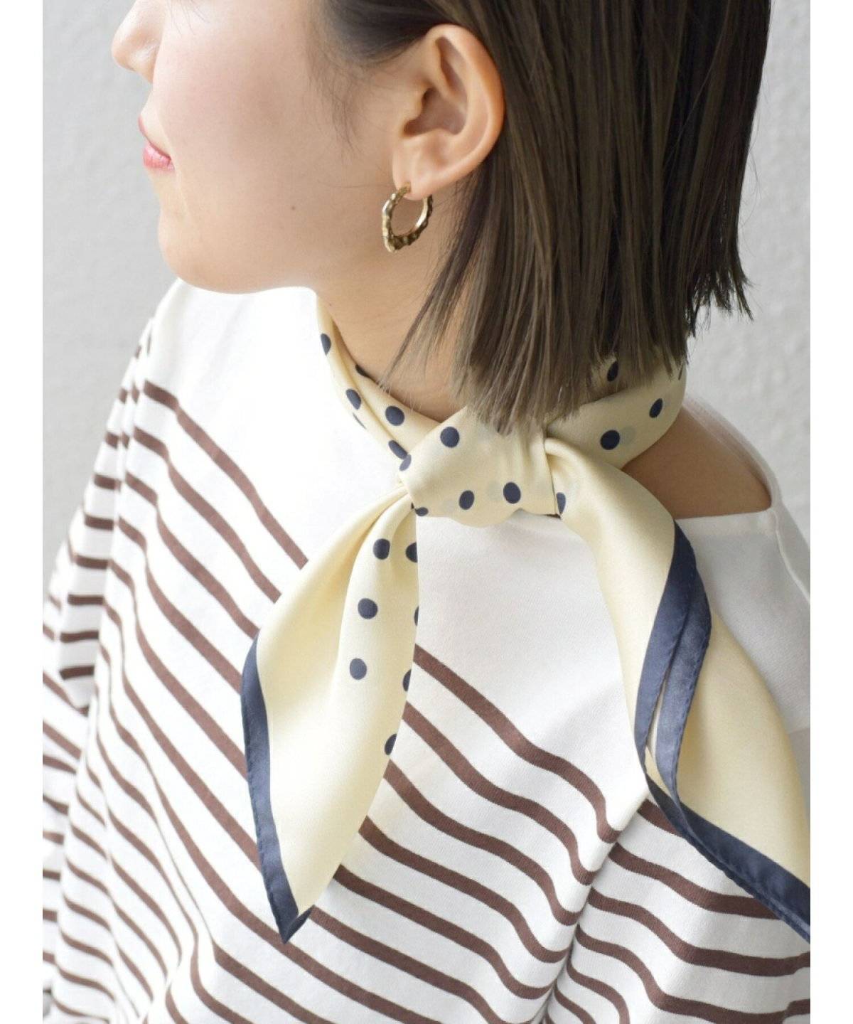 スカーフを首に巻いた女性