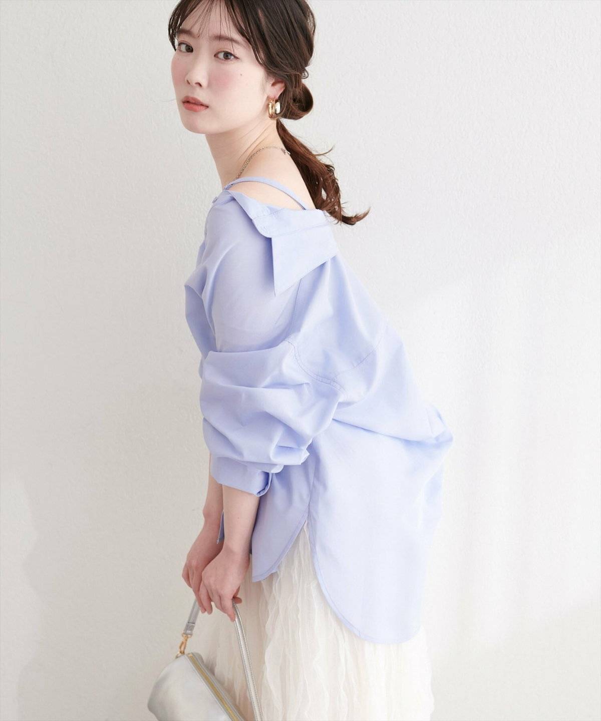 ブルーのシャツを着た女性