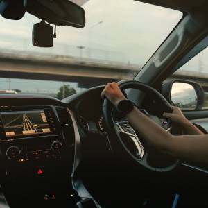 実は風水的にNGらしい……。車にあると財運がみるみる下がるもの5選