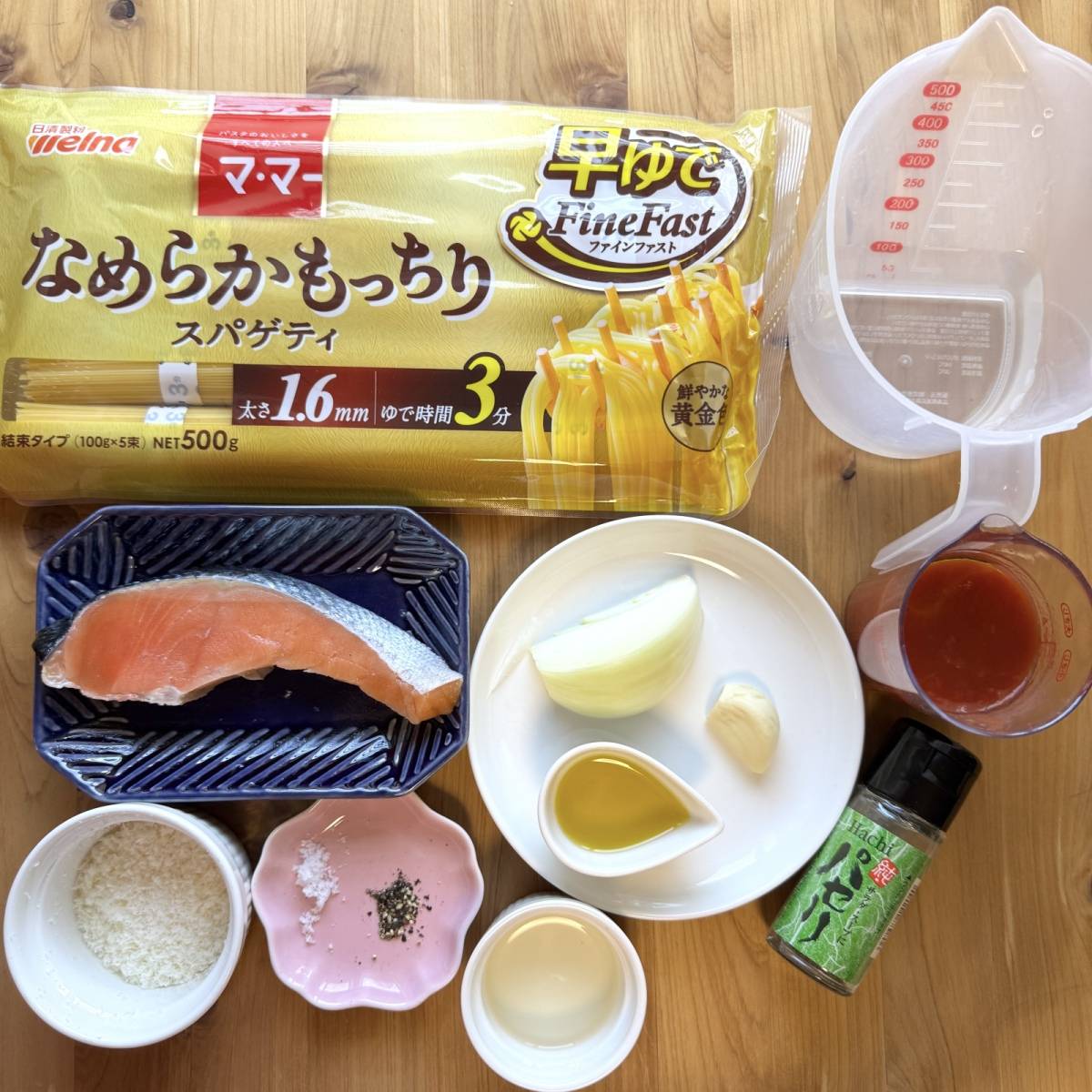 マ・マー公式の「余った魚で作れる！鮭のトマト煮込みパスタ」のレシピ