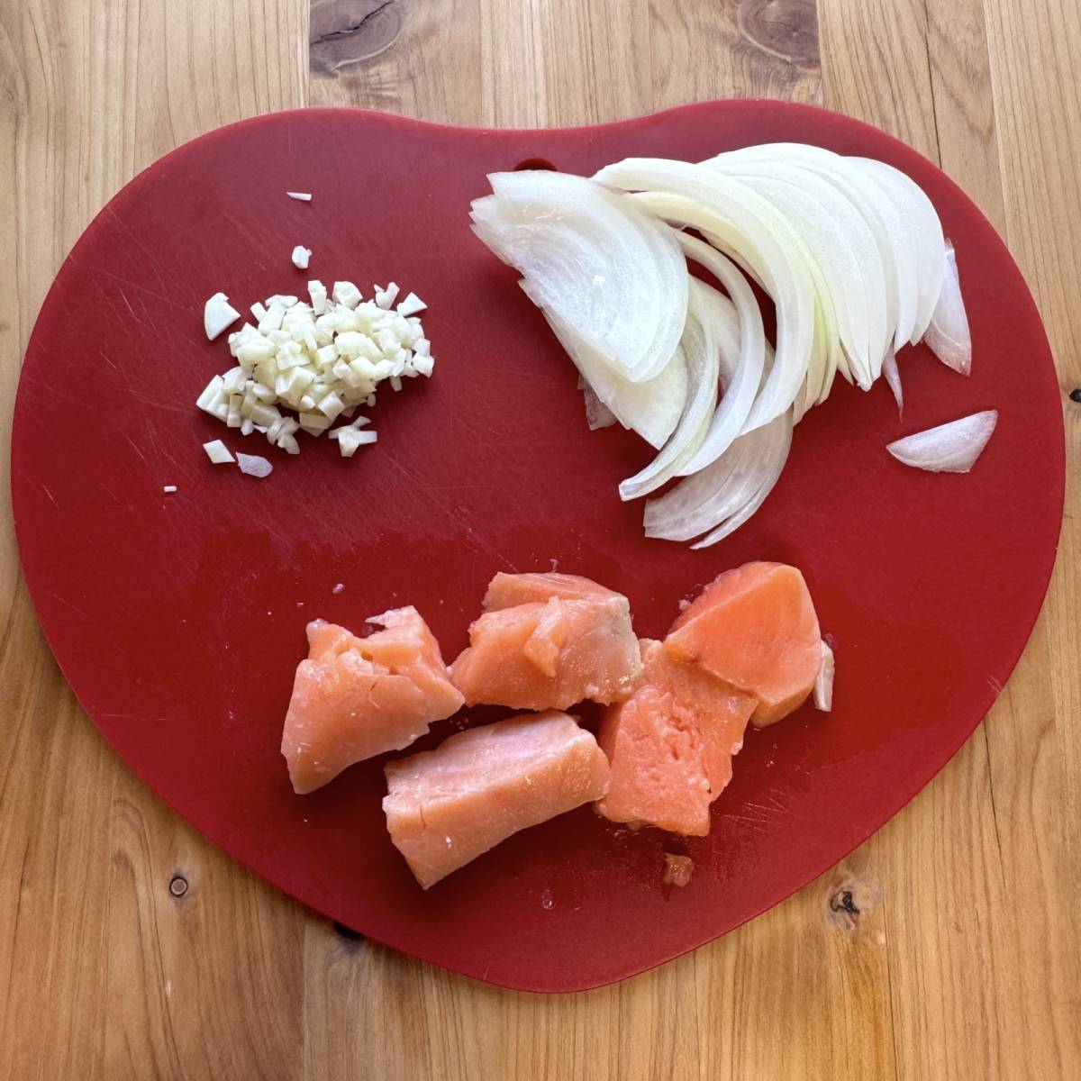 マ・マー公式の「余った魚で作れる！鮭のトマト煮込みパスタ」のレシピ