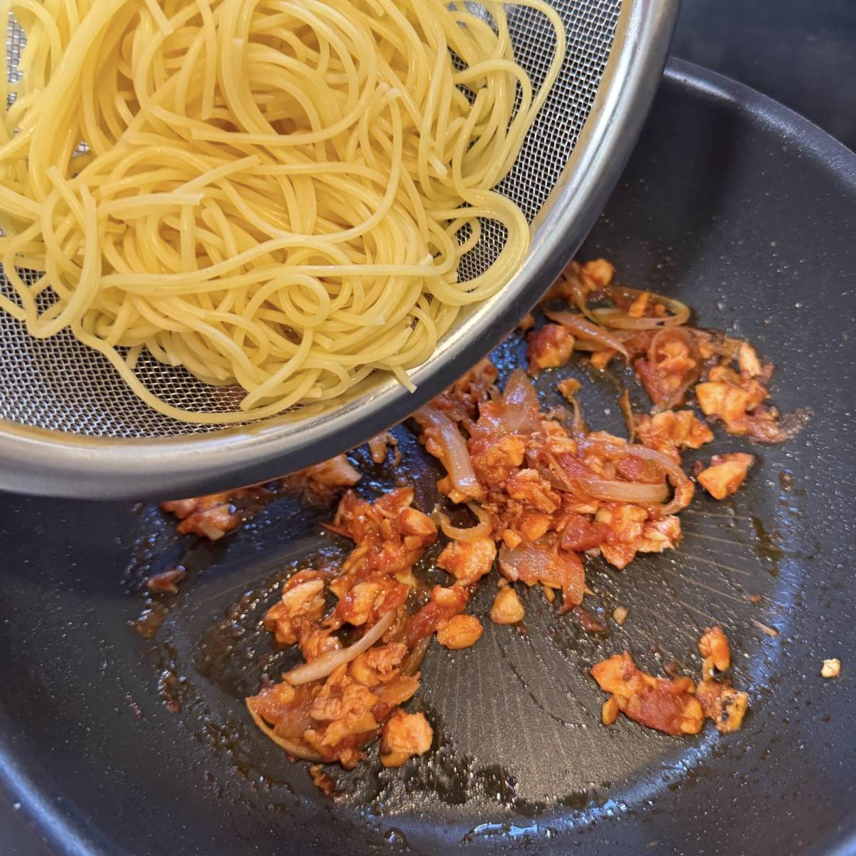 マ・マー公式の「余った魚で作れる！鮭のトマト煮込みパスタ」のレシピ