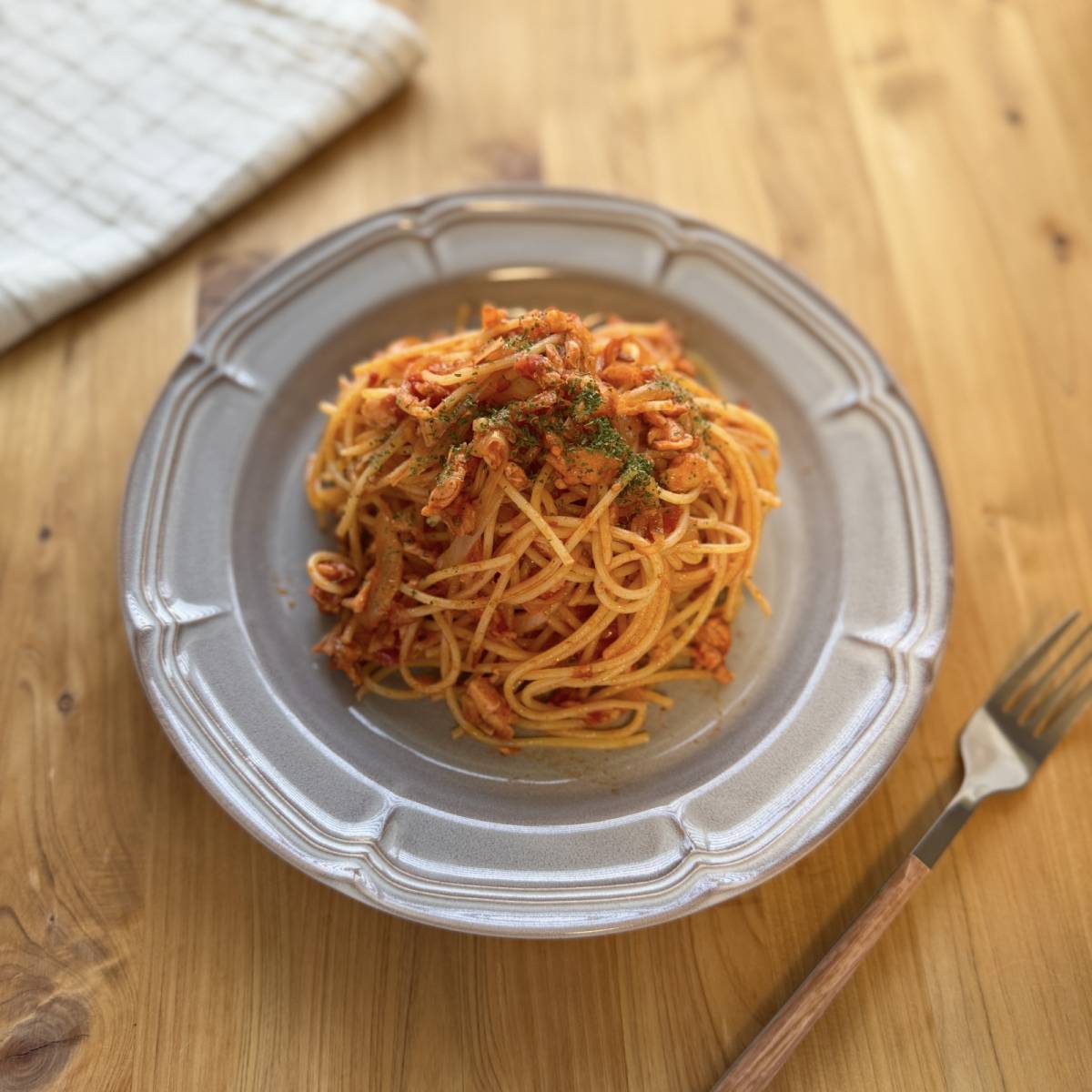 マ・マー公式の「余った魚で作れる！鮭のトマト煮込みパスタ」のレシピ