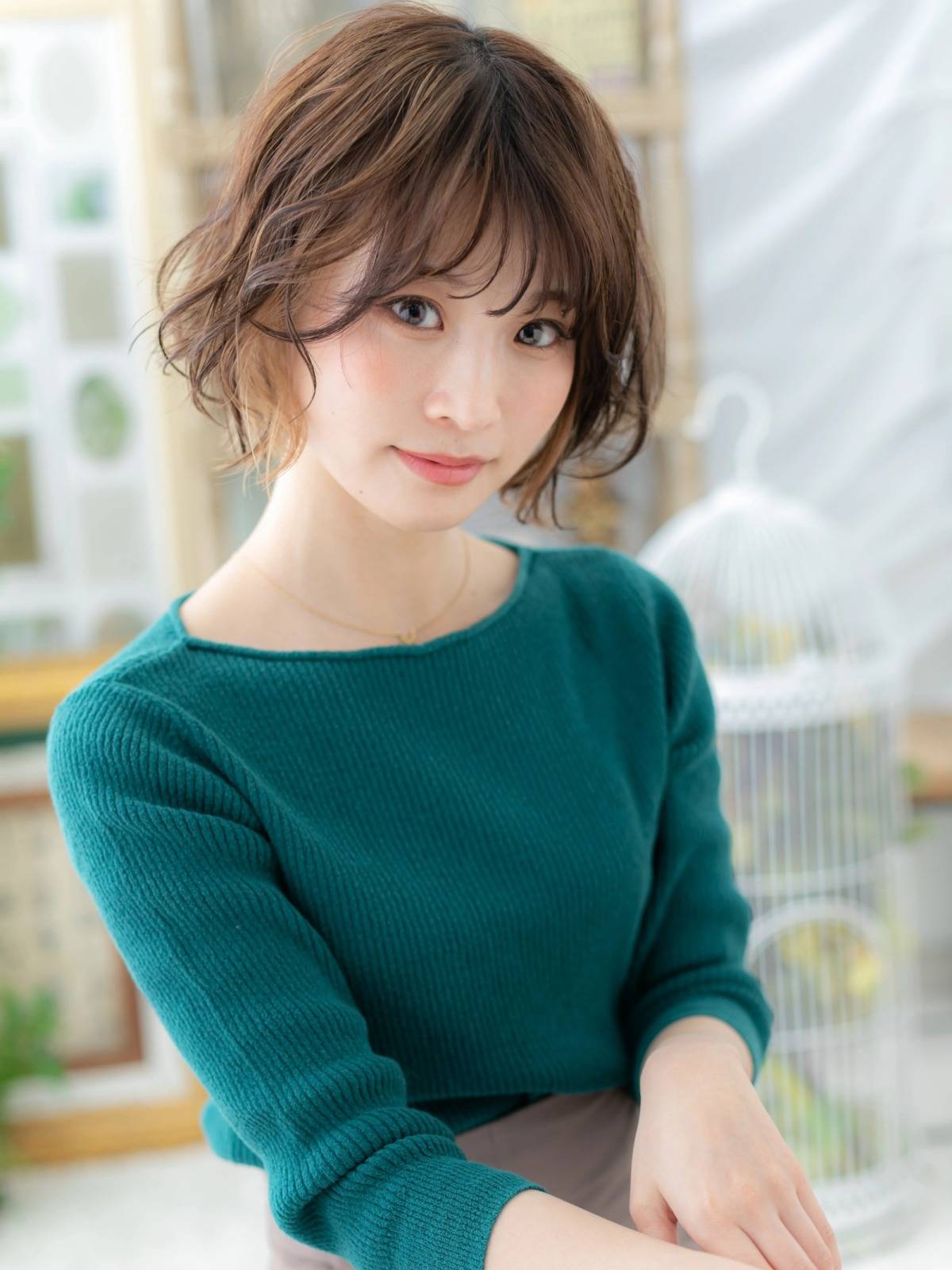 イヤリングカラーのゆるふわボブ